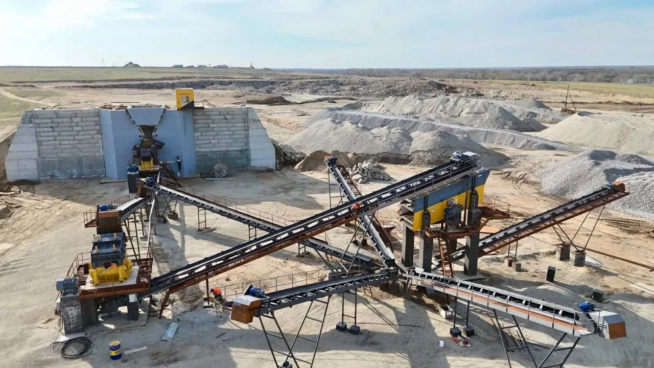 Дробильно-сортировочный комплекс на площадке карьера